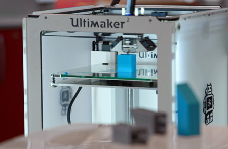 3D-Drucker von außen bei der Prototyp-Erstellung
